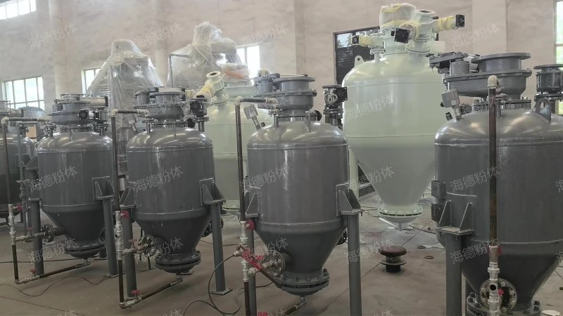 Pressure delivery bin type powder conveying pump