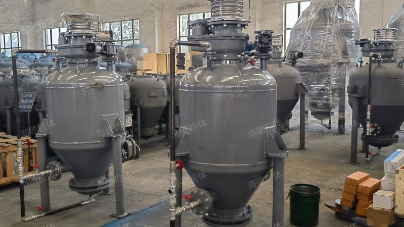 Direct blowing bin type conveying pump
