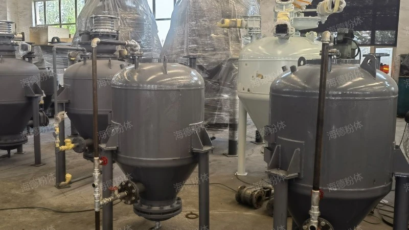 Upward blowing pneumatic conveying bin pump