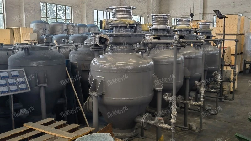 Direct blowing powder conveying pump