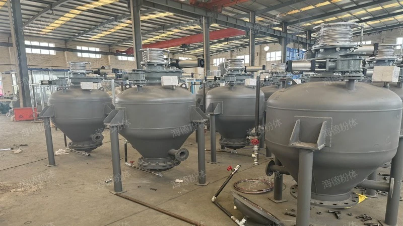 Upward blowing pneumatic conveying bin pump