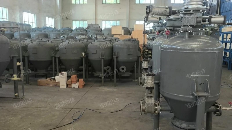 Direct blowing bin type conveying pump