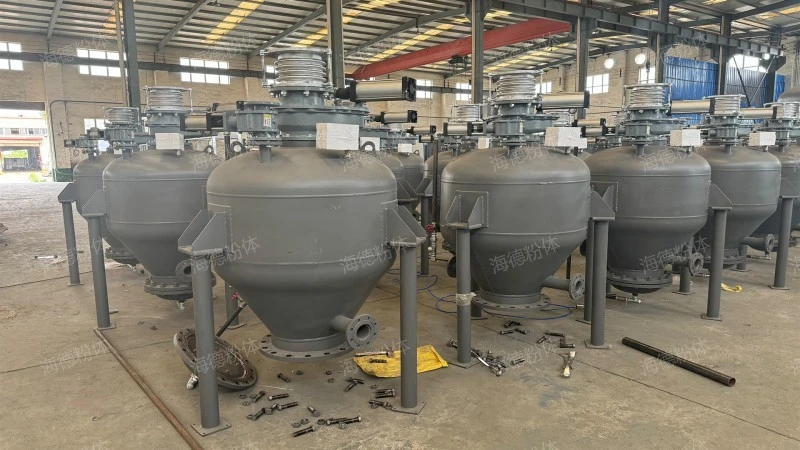Direct blowing pneumatic ash conveying bin pump