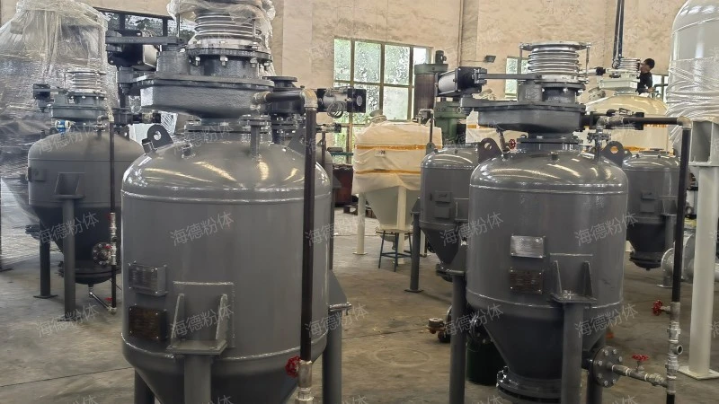 Direct blowing pneumatic ash conveying bin pump