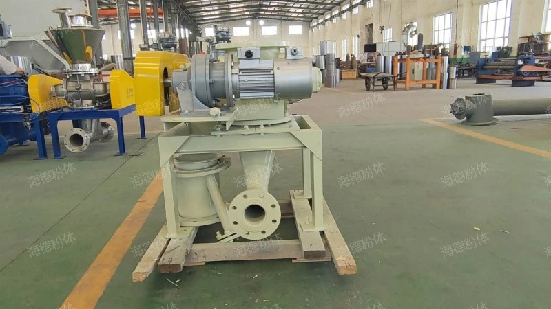 Bottom rotating feeder