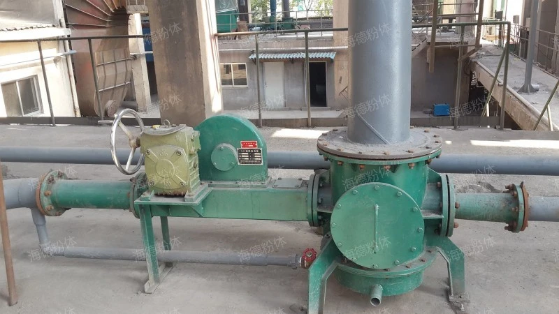 Low-pressure pneumatic ash conveying material sealing pump