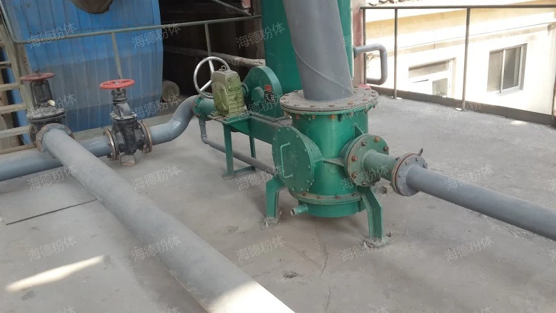 Low pressure material seal pump