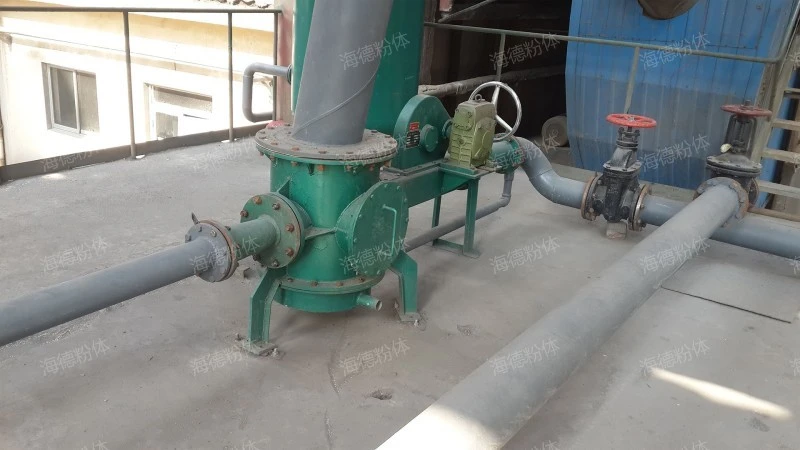 Low-pressure pneumatic ash conveying material sealing pump