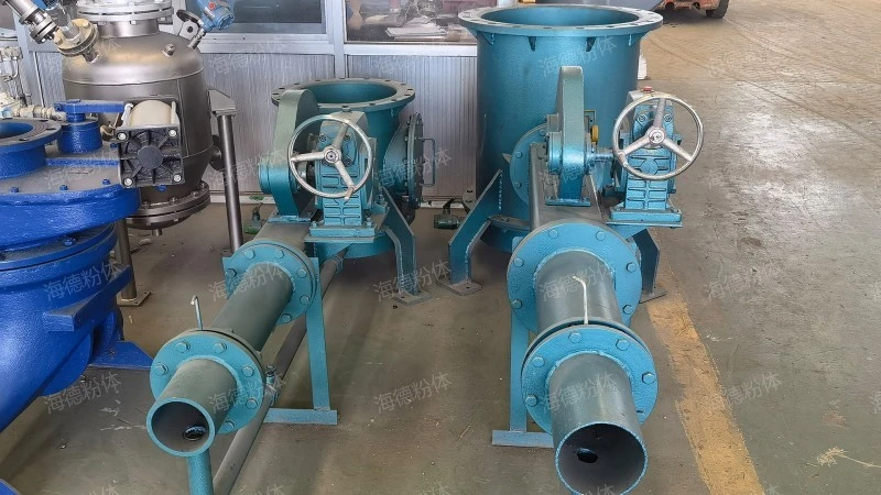 Low-pressure continuous conveying material sealing pump