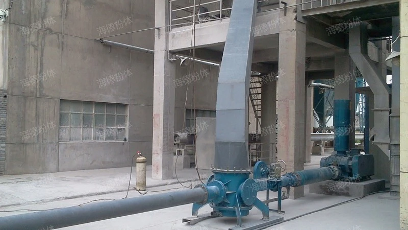 Low pressure material seal pump