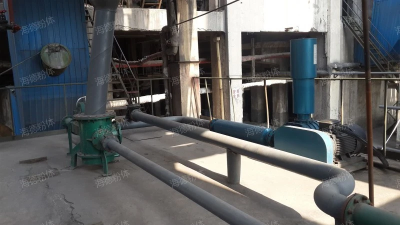 Low pressure material seal pump