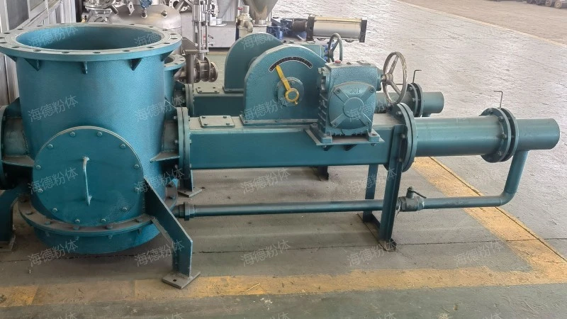 Low-pressure pneumatic ash conveying material sealing pump