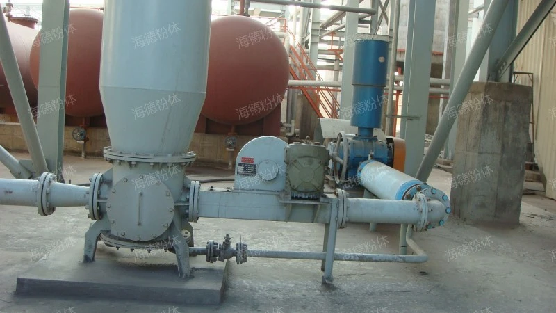 Low-pressure continuous conveying material sealing pump